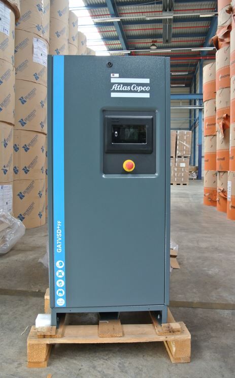 Offerta speciale Compressore a vite Atlas Copco GA 7 VSD+ P con essiccatore a refrigerazione e ricevitore di aria compressa - sistema nuovo pronto per il collegamento