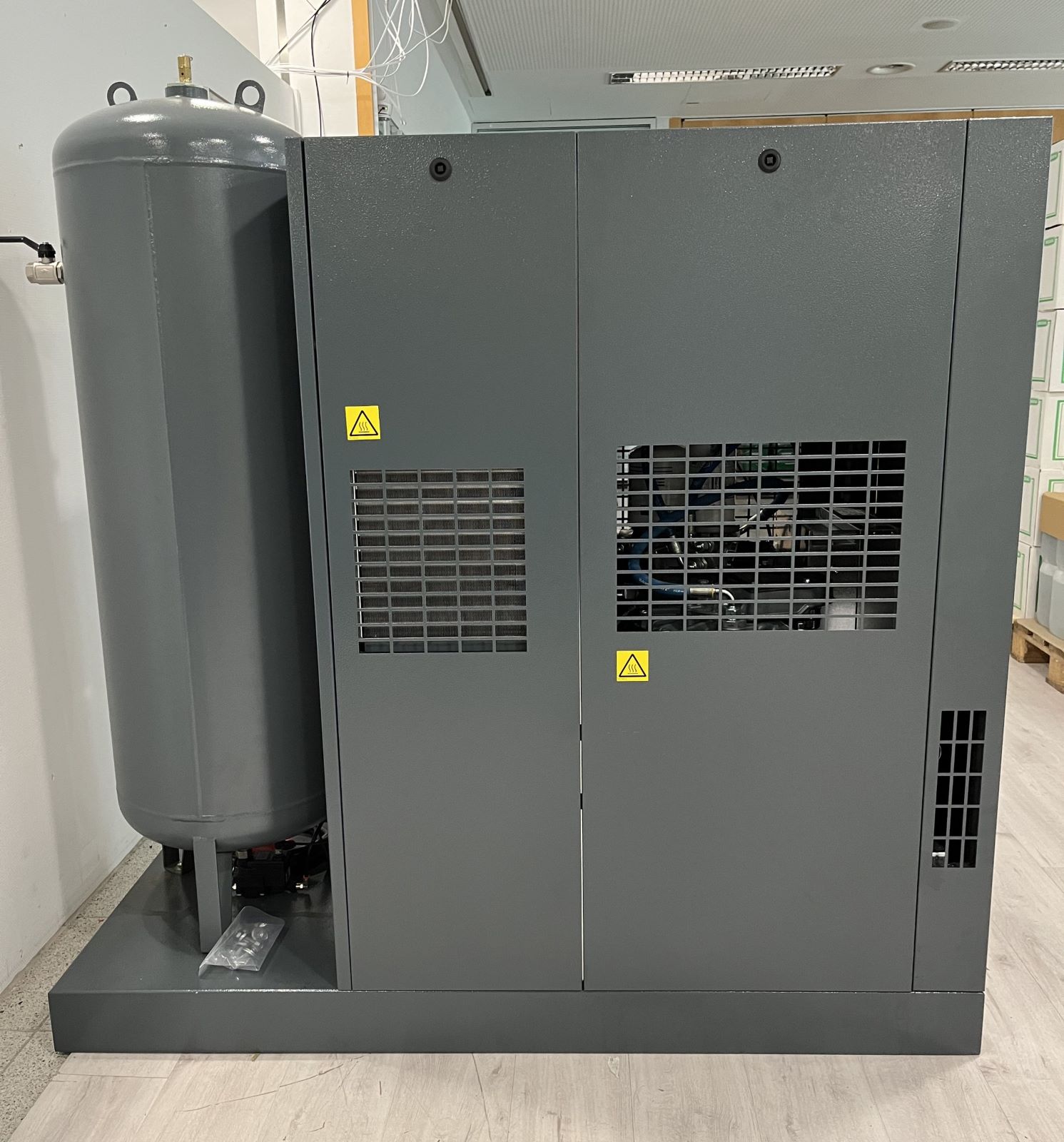 GEBRAUCHT Atlas Copco Schraubenkompressor GA 11 VSDs FF TM MEAC Öl -& Druckluftbehälter & Kältetrockner AD2000